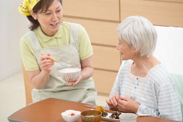 20~50代の方が活躍されている職場です！
緻密なカリキュラムの教育研修により常にスタッフ一人一人が学び向上できる環境を整ええています。
様々なケースに対応できるよう、介護はもちろん医療の観点からも知識研修や事例紹介等、年間を通して各サービスのスタッフから幹部社員まで教育研修を行っています。 20-50代活躍中!!/訪問介護のサービス提供責任者/大阪府/大阪市生野区/年間休日111日◯大手法人が母体/訪問介護でのサービス提供責任者募集