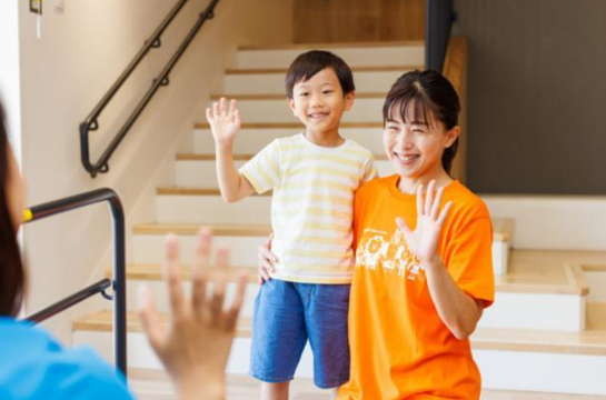 子どもとふれあいながら保育士を支える、保育補助のパート求人です。資格がなくても始められるサポート業務です。

●子育て経験も活かせる
保育士資格がなくても、自身の子育て経験を存分に活かせます。
育児で培った知識や感覚は、子どもと関わる仕事で大きな強みになります。
現場では先輩職員がサポートしながら業務を教えるので安心。
実際に働きながら資格取得を目指す方も多く、子どもたちの成長を一緒に喜べる家庭的で温かい保育が実践できます。

●定期健康診断
入社時と年1回の定期健康診断費用を全額会社負担し、職員の健康維持をサポート。
さらにインフルエンザ予防接種費用も一部補助するなど、予防医療にも力を入れ… キッズコーポレーションの保育補助【パート】求人！子どもたちの成長を見守るサポート役