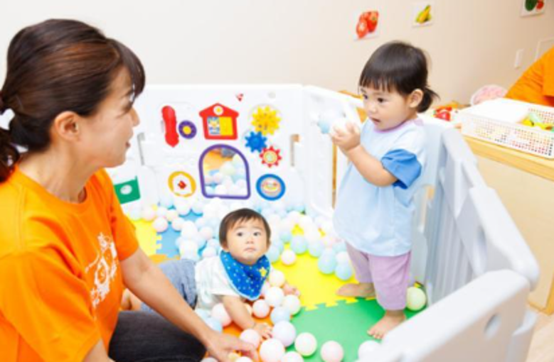 子どもとふれあいながら保育士を支える、保育補助のパート求人です。資格がなくても始められるサポート業務です。

●子育て経験も活かせる
保育士資格がなくても、自身の子育て経験を存分に活かせます。
育児で培った知識や感覚は、子どもと関わる仕事で大きな強みになります。
現場では先輩職員がサポートしながら業務を教えるので安心。
実際に働きながら資格取得を目指す方も多く、子どもたちの成長を一緒に喜べる家庭的で温かい保育が実践できます。

●定期健康診断
入社時と年1回の定期健康診断費用を全額会社負担し、職員の健康維持をサポート。
さらにインフルエンザ予防接種費用も一部補助するなど、予防医療にも力を入れ… キッズコーポレーションの保育補助【パート】求人！子どもたちの成長を見守るサポート役
