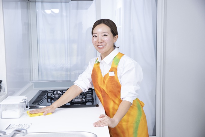 30代～50代の女性スタッフを中心に活躍中です！お仕事を始めたスタッフの90％は未経験者です！
お客様から笑顔で「ありがとう」「キレイになったわ♪」などうれしい声をたくさんもらえるお仕事です♪
創業40年以上、富裕層（高級家庭）のお客様のお宅で家事代行サービス一筋！
ご家庭での家事・育児の経験がそのまま活きます！
担当のお客様をもっていただくので、未経験の方も安心してスタートできますよ。
週2日～OK！曜日固定の勤務です。 30～50代の女性スタッフ多数活躍中♪未経験者大歓迎！経験よりもあなたの明るい笑顔を待っています♪家事代行サービスを1番にはじめた老舗です！