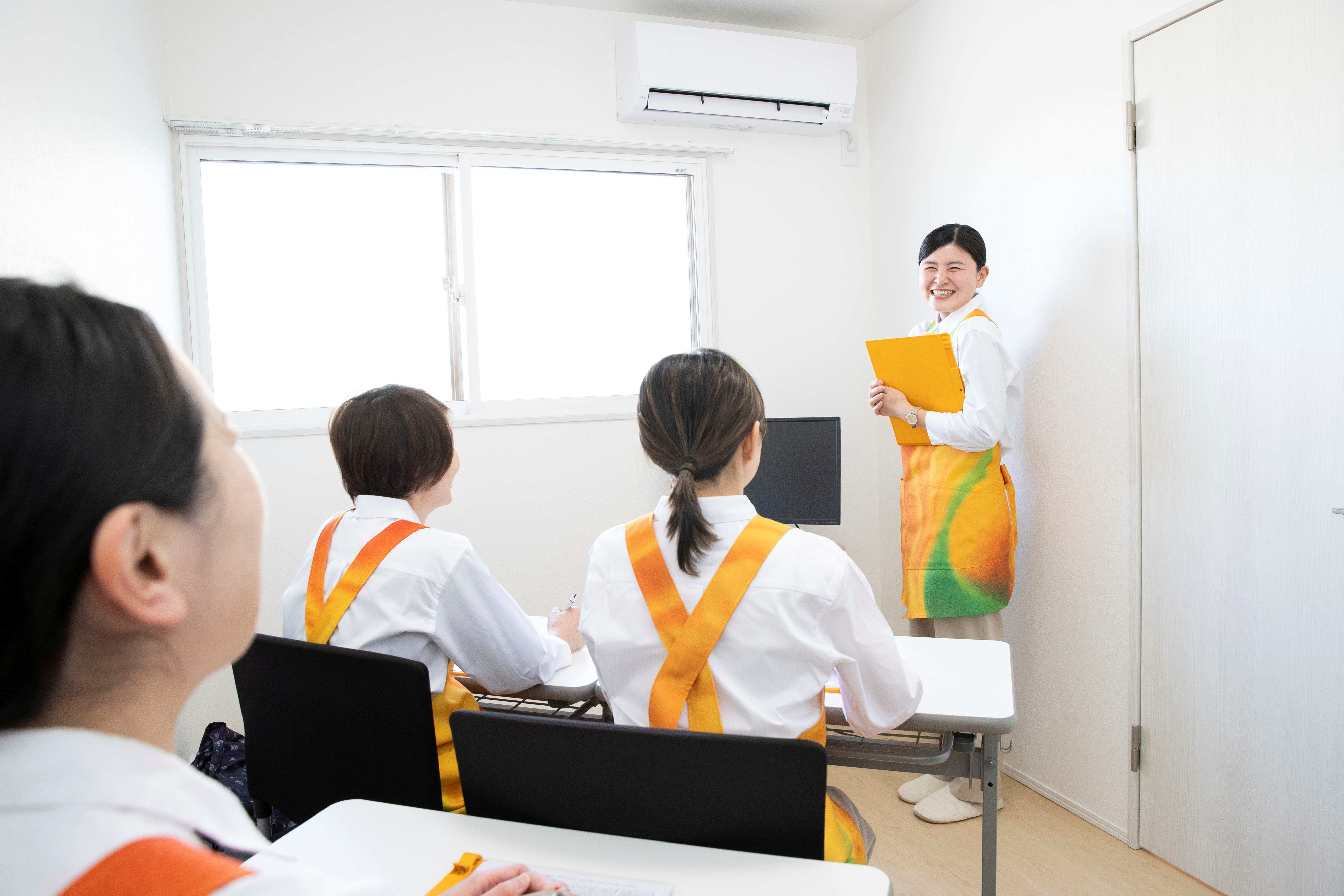 30代～50代の女性スタッフを中心に活躍中です！お仕事を始めたスタッフの90％は未経験者です！
お客様から笑顔で「ありがとう」「キレイになったわ♪」などうれしい声をたくさんもらえるお仕事です♪
創業40年以上、富裕層（高級家庭）のお客様のお宅で家事代行サービス一筋！
ご家庭での家事・育児の経験がそのまま活きます！
担当のお客様をもっていただくので、未経験の方も安心してスタートできますよ。
週2日～OK！曜日固定の勤務です。 30～50代の女性スタッフ多数活躍中♪未経験者大歓迎！経験よりもあなたの明るい笑顔を待っています♪家事代行サービスを1番にはじめた老舗です！