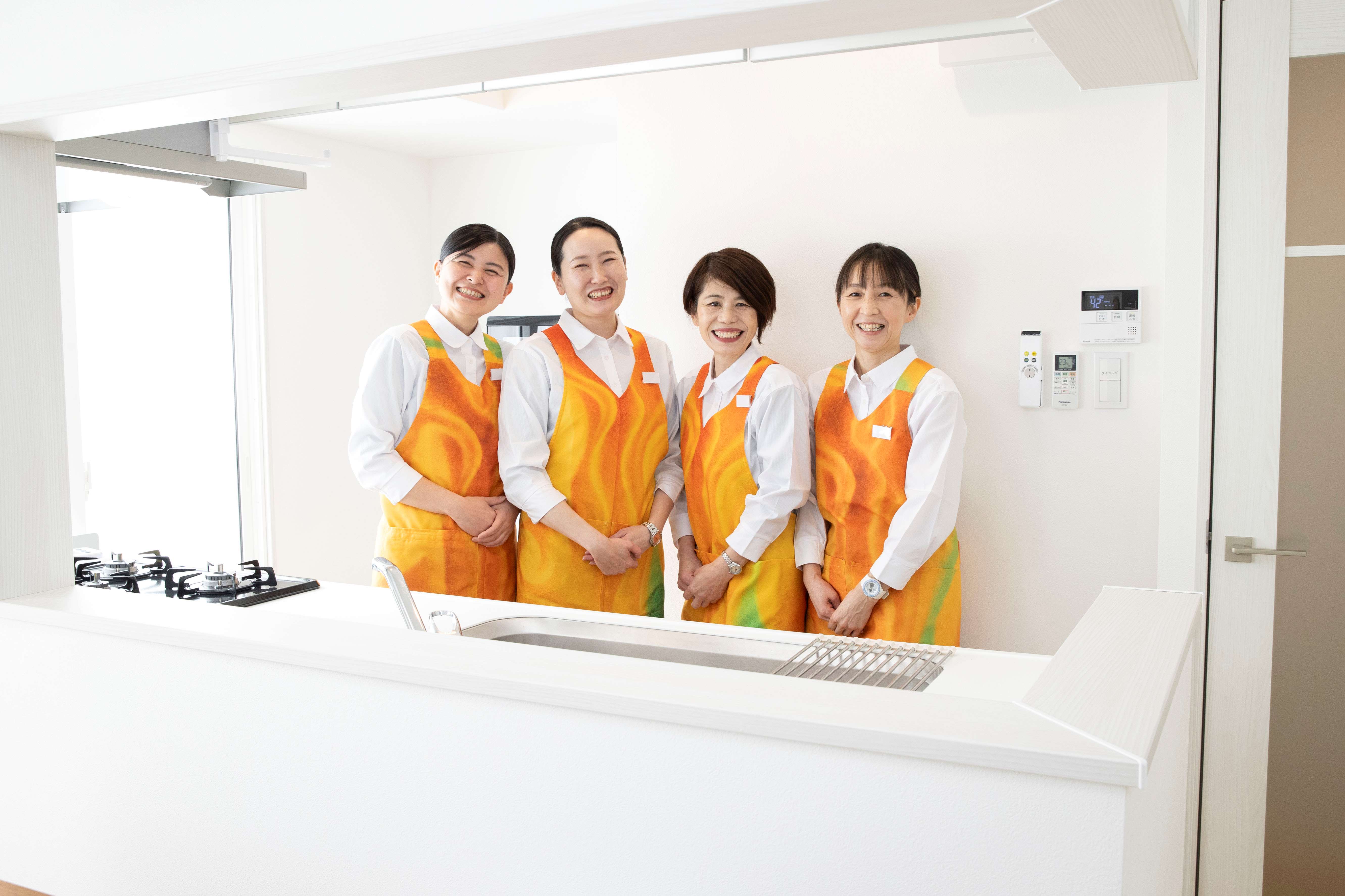 30代～50代の女性スタッフを中心に活躍中です！お仕事を始めたスタッフの90％は未経験者です！
お客様から笑顔で「ありがとう」「キレイになったわ♪」などうれしい声をたくさんもらえるお仕事です♪
創業40年以上、富裕層（高級家庭）のお客様のお宅で家事代行サービス一筋！
ご家庭での家事・育児の経験がそのまま活きます！
担当のお客様をもっていただくので、未経験の方も安心してスタートできますよ。
週2日～OK！曜日固定の勤務です。 30～50代の女性スタッフ多数活躍中♪未経験者大歓迎！経験よりもあなたの明るい笑顔を待っています♪家事代行サービスを1番にはじめた老舗です！
