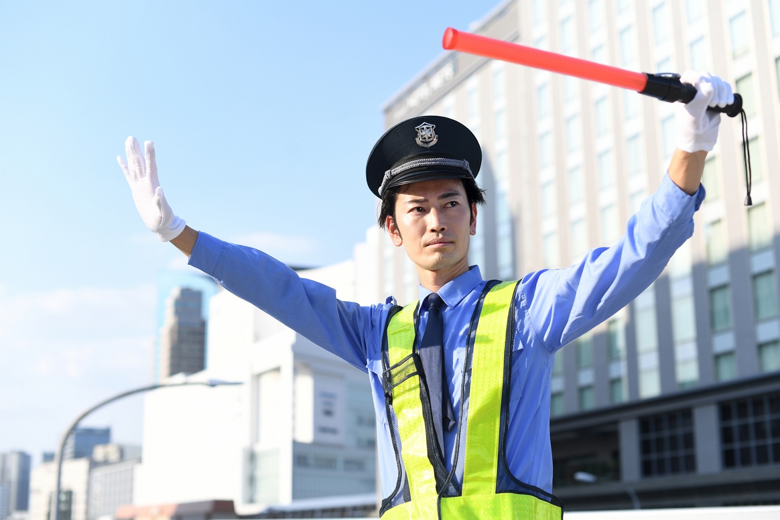 経験者も、未経験者も、みんな稼げる警備のお仕事です！
現場多数だからいつでも稼げる！高日給×希望通りのシフトで,
「しっかり稼ぎたい」「自分のペースで働きたい」そんなあなたにピッタリ！
渋谷地区をメインに東京・神奈川・千葉の現場で活躍できる交通誘導スタッフを募集しています。

◎現場多数により大幅給与UP！日給15,438円～(夜勤)スタート
◎日払い・週払い対応で、急な出費にも安心
◎シフトは自己申告制だから、副業・Wワークにも最適
◎資格なしでも大丈夫！充実の研修制度で未経験から安心スタート
◎50代、60代の方活躍中！ 【夜勤/日給15,438円～・ビックボーナス支給あり！】交通誘導・イベント警備スタッフ募集｜未経験歓迎・直行直帰OK・ミドル世代活躍中